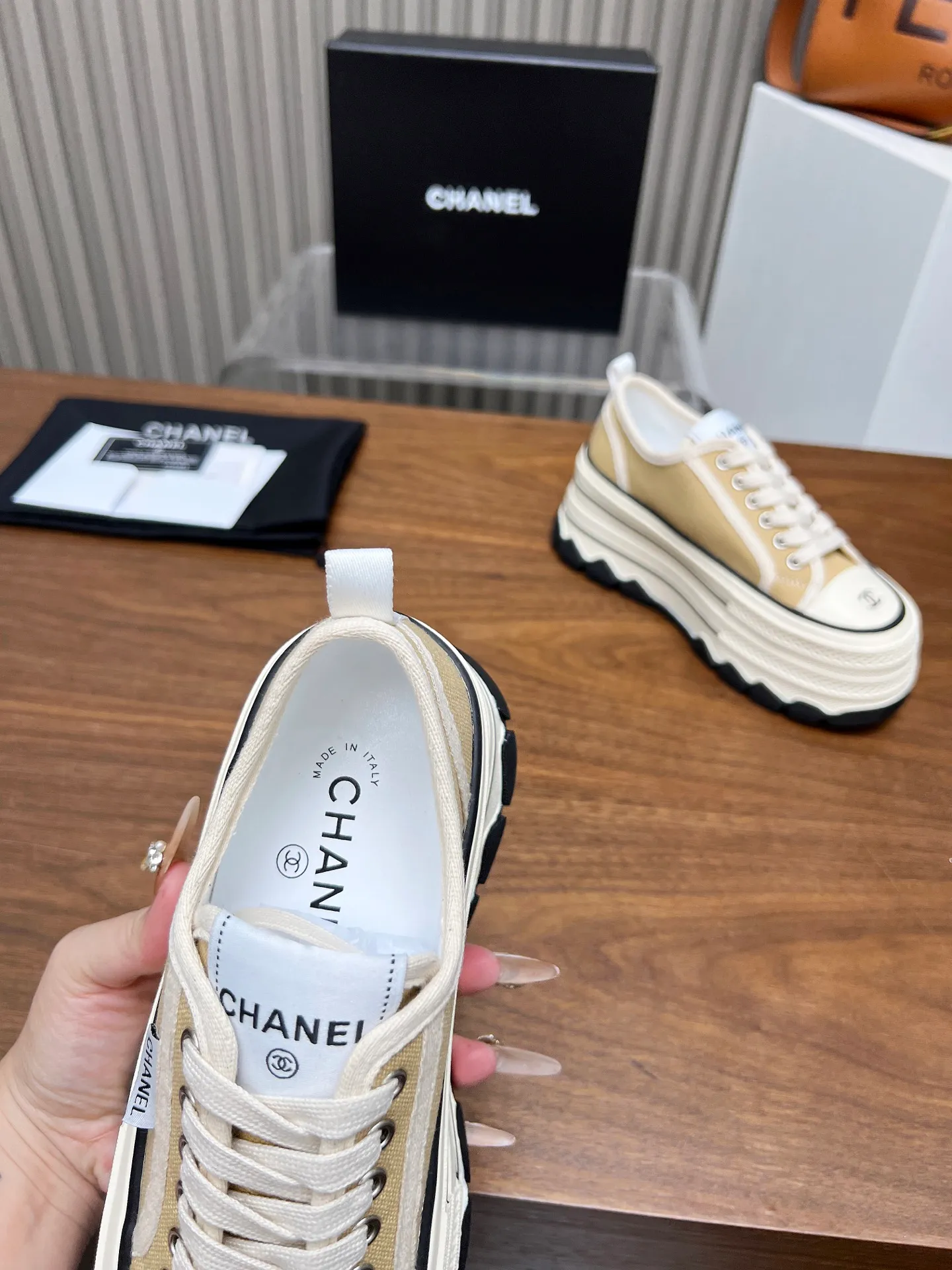 👟👟Ex-factory price 460👟👟 Top version, original quality! ! ! Chanel Chanel - 2025 biscuit shoes, the top casual sports shoes in the counter. This classic design; the style of the upper is made of various craftsmanship; the outsole is fashionable and sporty; the unusual inclusion of a variety of color matching elements... The diversified mix and match is very beautiful and versatile, casual, fashionable, sports and outdoor can be taken into account... ꫛꫀꪝ Go➫ Material: ❶Upper made of: original canvas ❷Inside made of: sheepskin ❸Outsole based on: Original TPU combination outsole, counter quality packaging, complete set for women 35–40